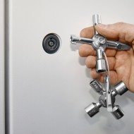 Llave para tableros eléctricos en cruz y sistemas de paso estándar 10 perfiles