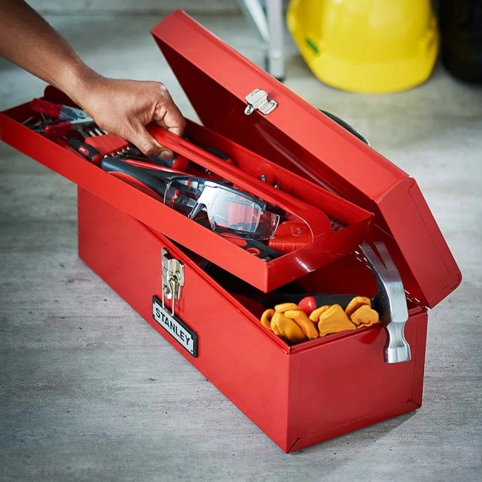 Caja metálica tipo baul con band 19"x7" Stanley