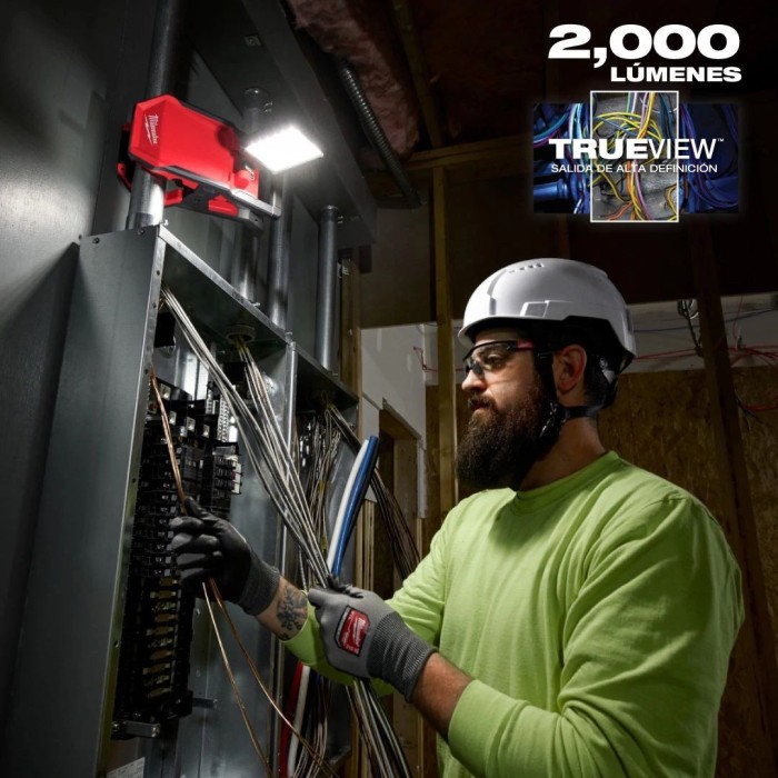 PROMO ABRIL: Linterna Milwaukee magnética tipo pinza M18™ ROVER™ (2358-20) 1500 lumens GRATIS: Batería M18™ FORGE™ XC 8.0 AMP