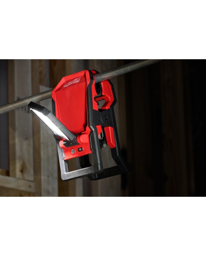PROMO ABRIL: Linterna Milwaukee magnética tipo pinza M18™ ROVER™ (2358-20) 1500 lumens GRATIS: Batería M18™ FORGE™ XC 8.0 AMP