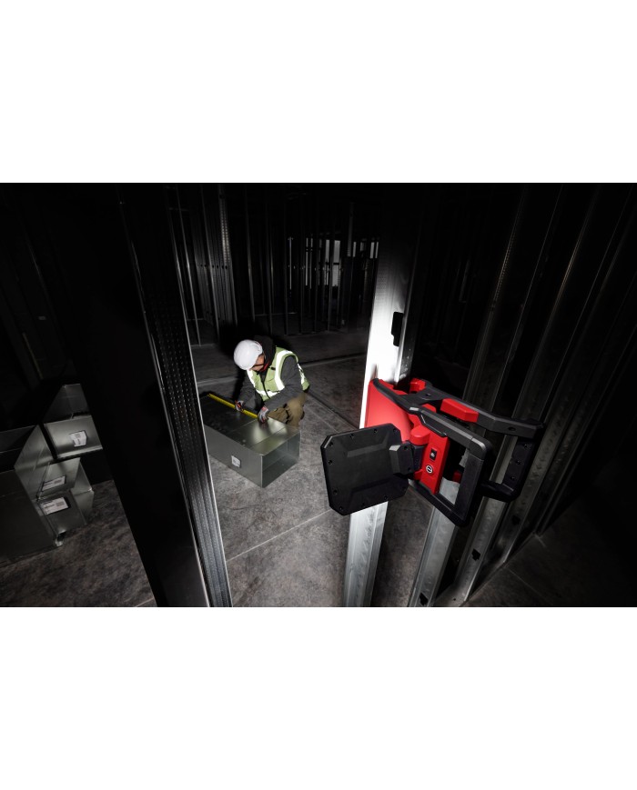 PROMO ABRIL: Linterna Milwaukee magnética tipo pinza M18™ ROVER™ (2358-20) 1500 lumens GRATIS: Batería M18™ FORGE™ XC 8.0 AMP