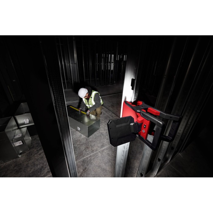 PROMO ABRIL: Linterna Milwaukee magnética tipo pinza M18™ ROVER™ (2358-20) 1500 lumens GRATIS: Batería M18™ FORGE™ XC 8.0 AMP