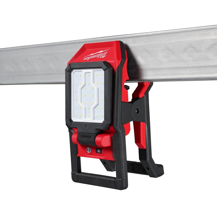 PROMO ABRIL: Linterna Milwaukee magnética tipo pinza M18™ ROVER™ (2358-20) 1500 lumens GRATIS: Batería M18™ FORGE™ XC 8.0 AMP